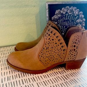 Women’s Carlos Santana tan bootie